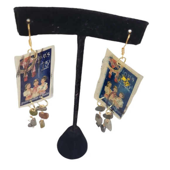 14k Gold Resin Vintage Philippines children singing xmas Stamp Earrings - Picture 2 of 4